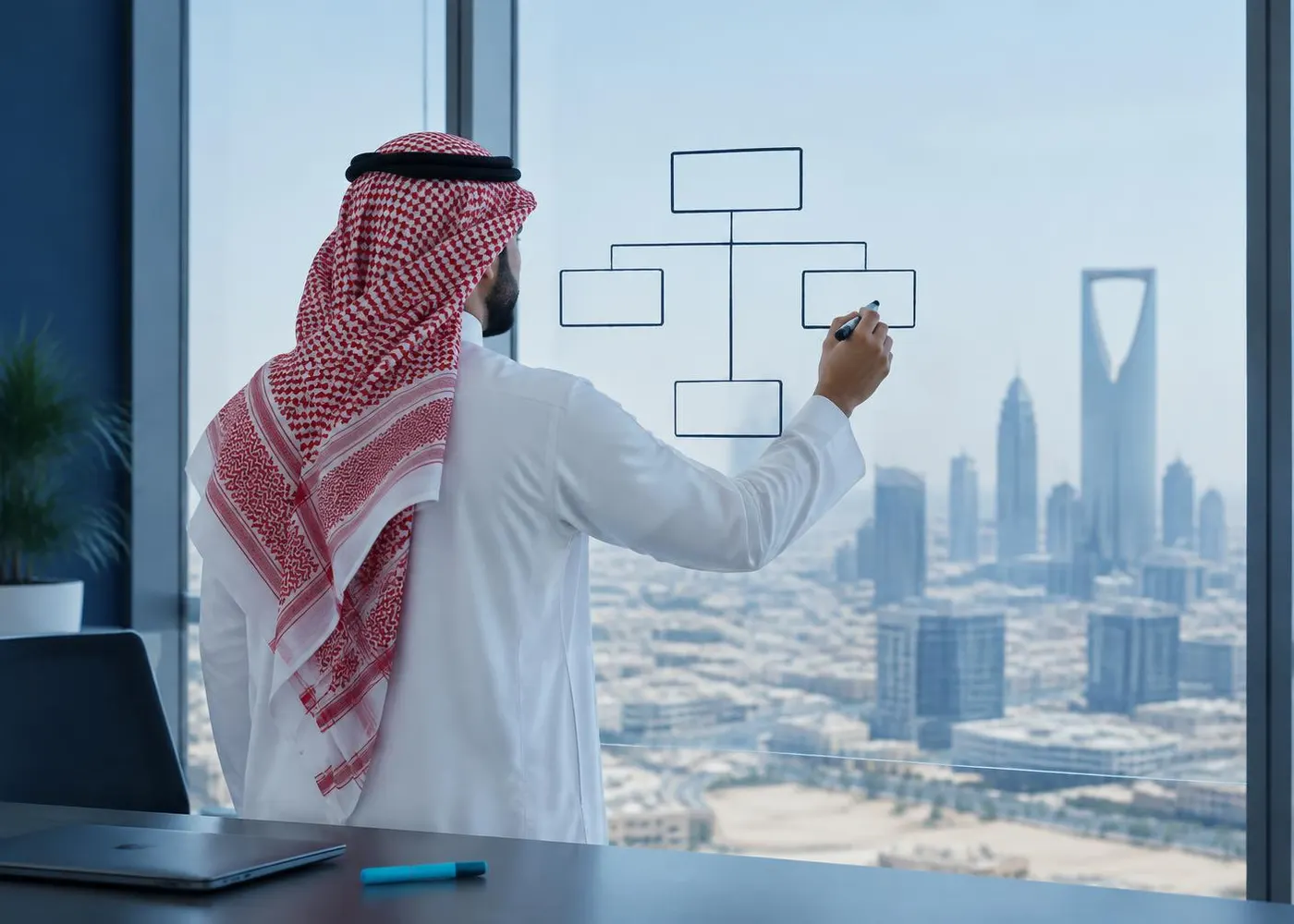 معماري يرسم صناديق وخطوطًا بسيطة على لوح زجاجي بجوار نافذة المدينة